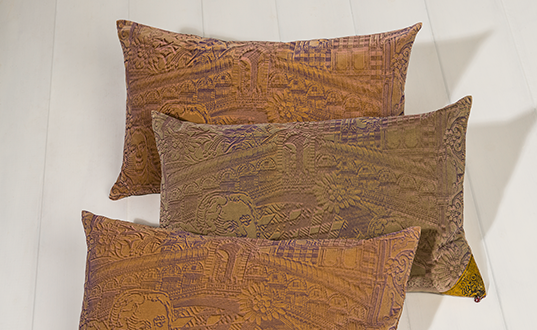 Kissenbezüge aus handbedrucktem Baumwollsamt